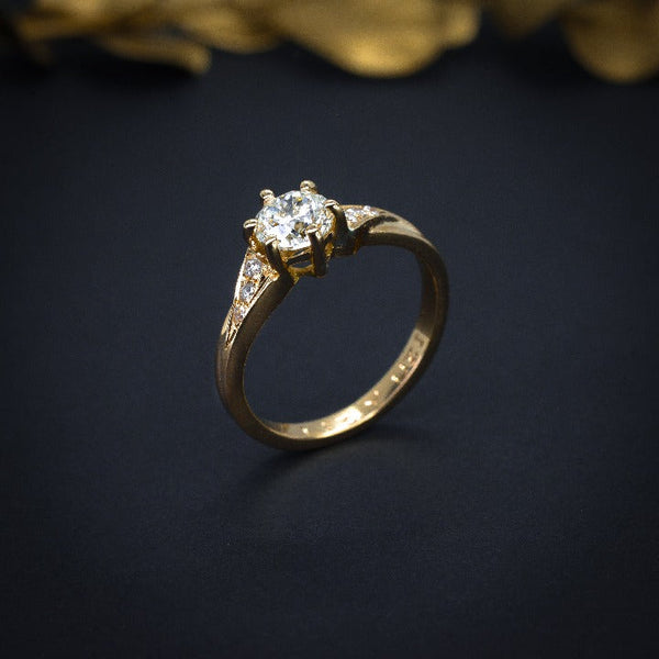Anillo de compromiso con moissanita de .50ct certificado GRA y 6 diamantes naturales laterales elaborado en oro amarillo de 14 kilates