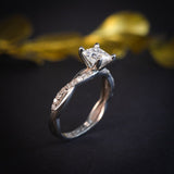 Anillo de compromiso con moissanita de .60ct corte princesa con certificado GRA y cristales laterales elaborado en oro blanco de 14 kilates