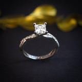 Anillo de compromiso con moissanita de .60ct corte princesa con certificado GRA y cristales laterales elaborado en oro blanco de 14 kilates