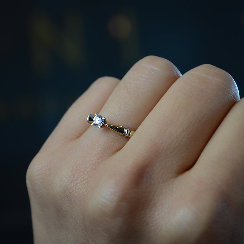 Anillo de compromiso con diamante natural de .20ct elaborado en oro amarillo de 14  kilates