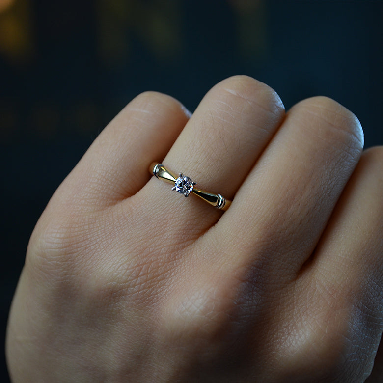 Anillo de compromiso con diamante natural de .20ct elaborado en oro amarillo de 14  kilates