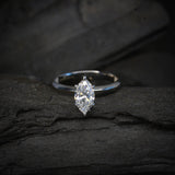 Anillo de compromiso con diamante de laboratorio de .50ct corte marquise con certificado IGI elaborado en oro blanco de 14k