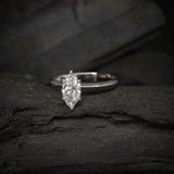 Anillo de compromiso con diamante de laboratorio de .50ct corte marquise con certificado IGI elaborado en oro blanco de 14k