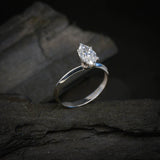 Anillo de compromiso con diamante de laboratorio de .50ct corte marquise con certificado IGI elaborado en oro blanco de 14k