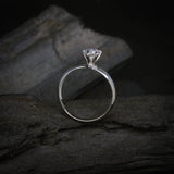 Anillo de compromiso con diamante de laboratorio de .50ct corte marquise con certificado IGI elaborado en oro blanco de 14k