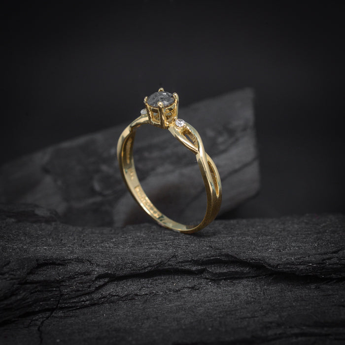 Anillo de compromiso con diamante natural sal y pimienta de .30ct y 2 diamantes naturales laterales elaborado en oro amarillo de 14 kilates