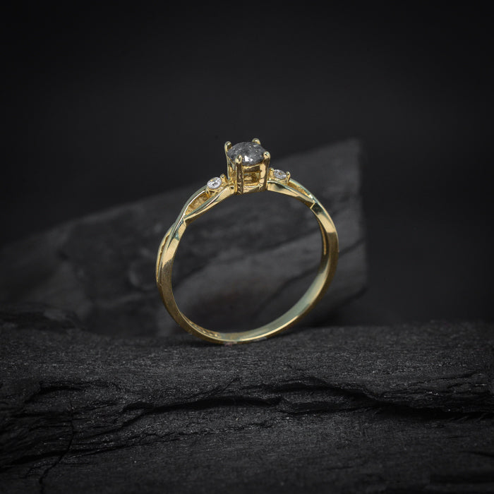 Anillo de compromiso con diamante natural sal y pimienta de .30ct y 2 diamantes naturales laterales elaborado en oro amarillo de 14 kilates