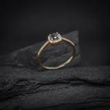 Anillo de compromiso con diamante natural sal y pimienta central de .30ct y 32 diamantes naturales laterales elaborado en oro amarillo de 14 kilates