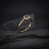 Anillo de compromiso con diamante natural sal y pimienta central de .30ct y 32 diamantes naturales laterales elaborado en oro amarillo de 14 kilates