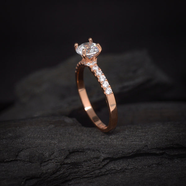 Anillo de compromiso con diamante natural de .60ct con certificación GIA y 20 diamantes laterales elaborado en oro rosa de 14 kilates