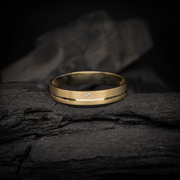 Argolla de matrimonio maciza de 4mm con incrustación de diamante natural elaborada en oro amarillo de 14k