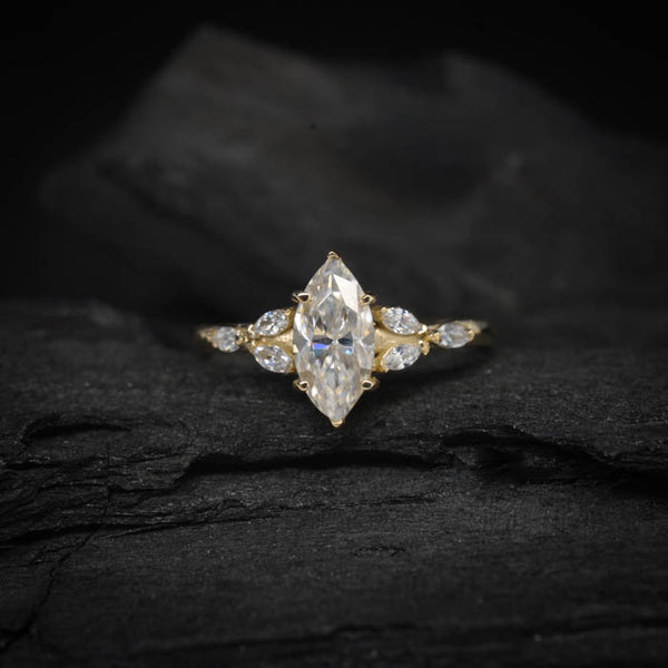 Anillo de compromiso con diamante natural de 1.0ct corte marquise con certificación GIA y 6 diamantes naturales laterales elaborado en oro amarillo de 14k