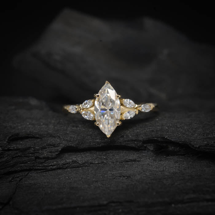 Anillo de compromiso con diamante natural de 1.0ct corte marquise con certificación GIA y 6 diamantes naturales laterales elaborado en oro amarillo de 14k