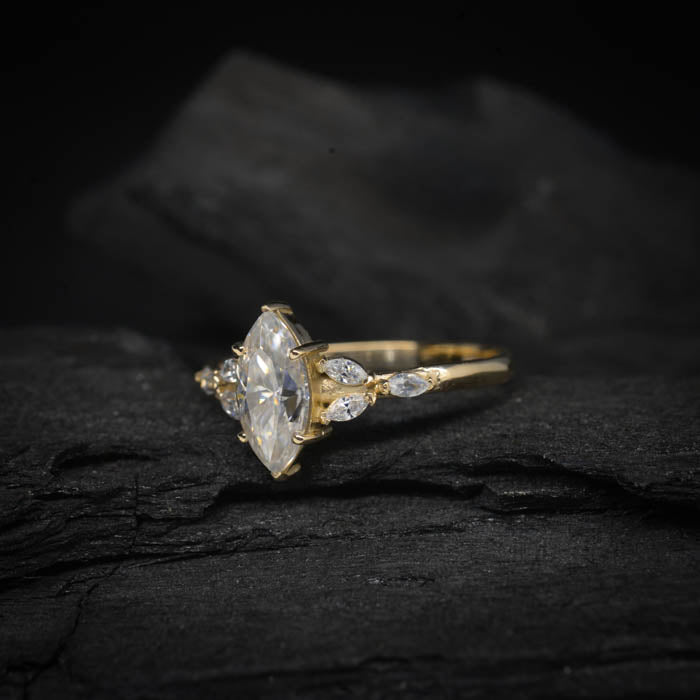 Anillo de compromiso con diamante natural de 1.0ct corte marquise con certificación GIA y 6 diamantes naturales laterales elaborado en oro amarillo de 14k