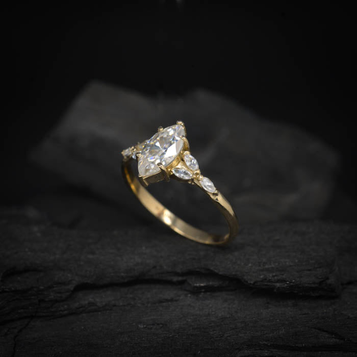 Anillo de compromiso con diamante natural de 1.0ct corte marquise con certificación GIA y 6 diamantes naturales laterales elaborado en oro amarillo de 14k