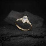 Anillo de compromiso con diamante natural de 1.0ct corte marquise con certificación GIA y 6 diamantes naturales laterales elaborado en oro amarillo de 14k