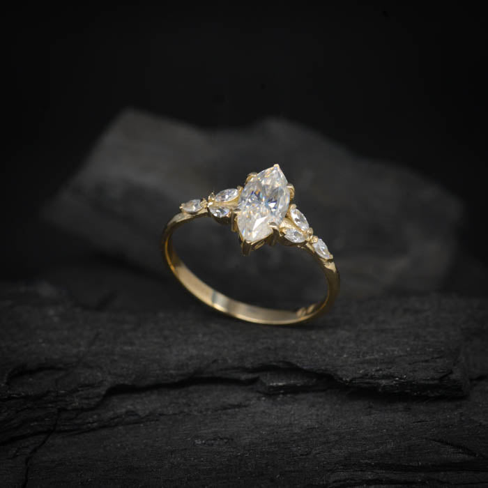 Anillo de compromiso con diamante natural de 1.0ct corte marquise con certificación GIA y 6 diamantes naturales laterales elaborado en oro amarillo de 14k