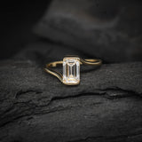 Anillo de compromiso con diamante natural de 1.0ct corte esmeralda con certificación GIA elaborado en oro amarillo de 14k