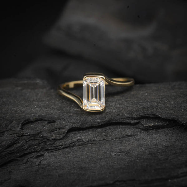 Anillo de compromiso con diamante natural de 1.0ct corte esmeralda con certificación GIA elaborado en oro amarillo de 14k