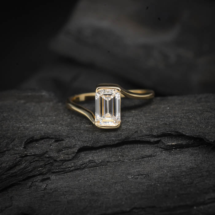 Anillo de compromiso con diamante natural de 1.0ct corte esmeralda con certificación GIA elaborado en oro amarillo de 14k