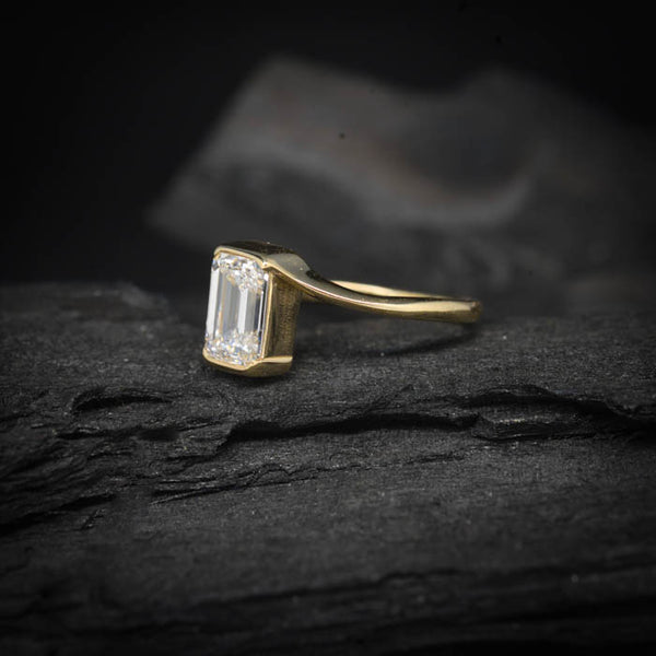 Anillo de compromiso con diamante natural de 1.0ct corte esmeralda con certificación GIA elaborado en oro amarillo de 14k