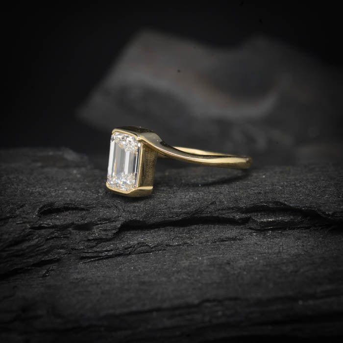 Anillo de compromiso con diamante natural de 1.0ct corte esmeralda con certificación GIA elaborado en oro amarillo de 14k