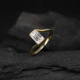 Anillo de compromiso con diamante natural de 1.0ct corte esmeralda con certificación GIA elaborado en oro amarillo de 14k