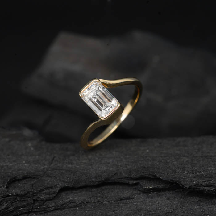 Anillo de compromiso con diamante natural de 1.0ct corte esmeralda con certificación GIA elaborado en oro amarillo de 14k