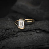 Anillo de compromiso con diamante natural de 1.0ct corte esmeralda con certificación GIA elaborado en oro amarillo de 14k