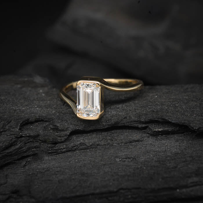 Anillo de compromiso con diamante natural de 1.0ct corte esmeralda con certificación GIA elaborado en oro amarillo de 14k