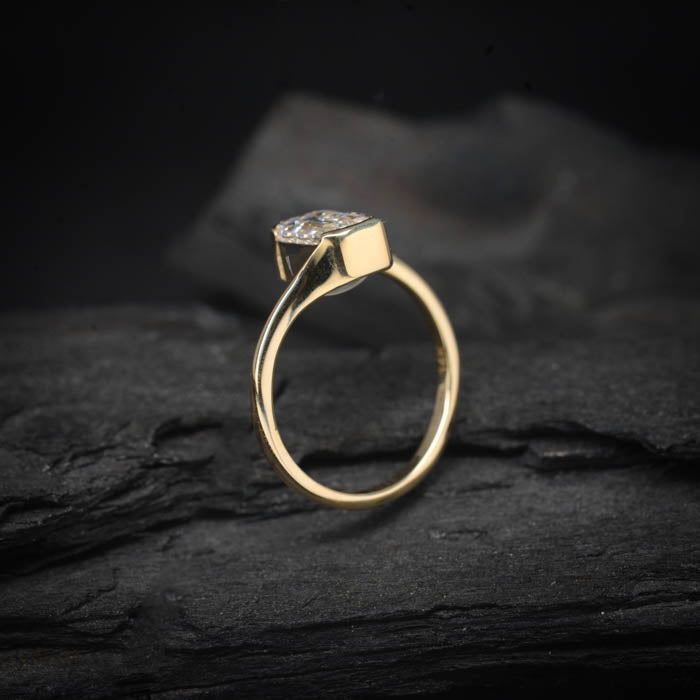 Anillo de compromiso con diamante natural de 1.0ct corte esmeralda con certificación GIA elaborado en oro amarillo de 14k