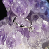 Anillo de compromiso con diamante natural central de .50ct corte brillante con certificación GIA elaborado en oro blanco de 14k
