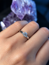 Anillo de compromiso con diamante natural central de .50ct corte brillante con certificación GIA elaborado en oro blanco de 14k