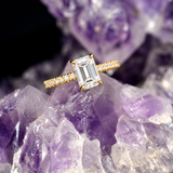Anillo de compromiso con diamante natural de 1.0ct corte esmeralda con certificación GIA y 10 diamantes naturales laterales elaborado en oro amarillo de 14k