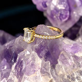 Anillo de compromiso con diamante natural de 1.0ct corte esmeralda con certificación GIA y 10 diamantes naturales laterales elaborado en oro amarillo de 14k