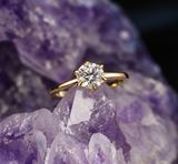 Anillo de compromiso con diamante de laboratorio central de 1.0ct corte brillante con certificado IGI elaborado en oro amarillo 14k