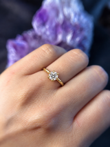 Anillo de compromiso con diamante de laboratorio central de 1.0ct corte brillante con certificado IGI elaborado en oro amarillo 14k
