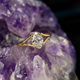 Anillo de compromiso con diamante de laboratorio central de 2.0ct corte oval con certificado IGI elaborado en oro amarillo 14k
