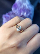 Anillo de compromiso con diamante de laboratorio central de 2.0ct corte oval con certificado IGI elaborado en oro amarillo 14k