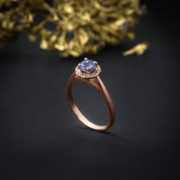 Anillo de compromiso con tanzanita natural de .80ct y 15 diamantes naturales elaborado en oro rosa de 18 kilates