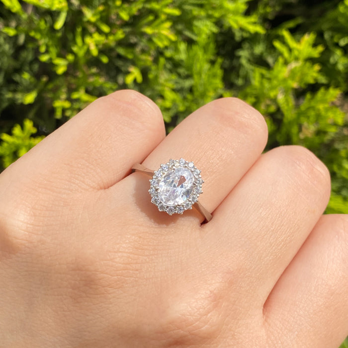 Anillo de compromiso con cristales elaborado en oro blanco de 14 kilates