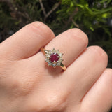 Anillo de compromiso con rubí natural y 10 diamantes naturales elaborado en oro amarillo de 14 kilates