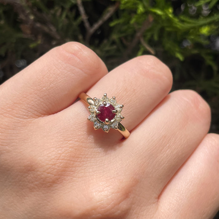 Anillo de compromiso con rubí natural y 10 diamantes naturales elaborado en oro amarillo de 14 kilates