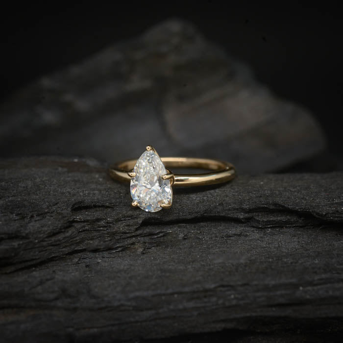 Anillo de compromiso con diamante natural de 1.0ct corte gota con certificación GIA elaborado en oro amarillo de 14k
