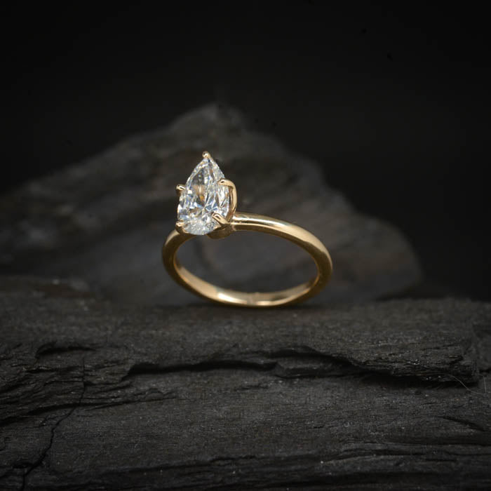 Anillo de compromiso con diamante natural de 1.0ct corte gota con certificación GIA elaborado en oro amarillo de 14k