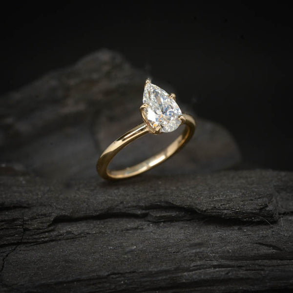 Anillo de compromiso con diamante natural de 1.0ct corte gota con certificación GIA elaborado en oro amarillo de 14k
