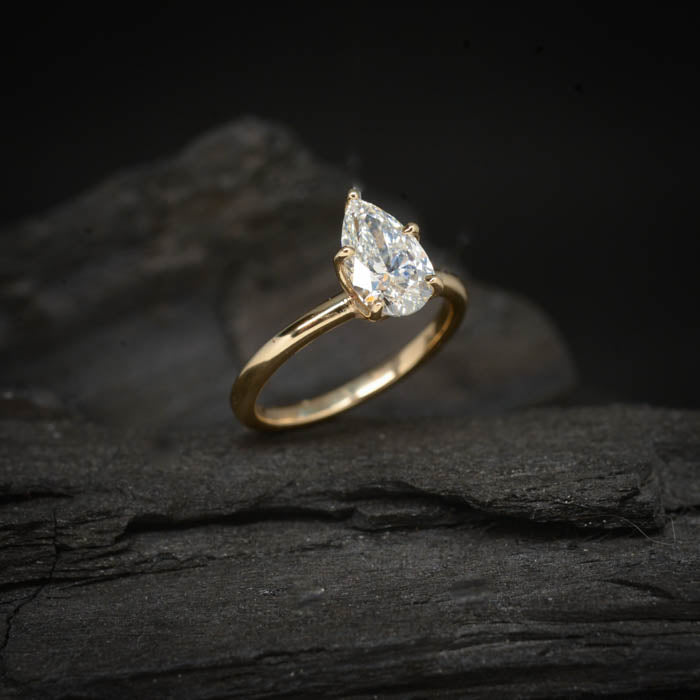 Anillo de compromiso con diamante natural de 1.0ct corte gota con certificación GIA elaborado en oro amarillo de 14k