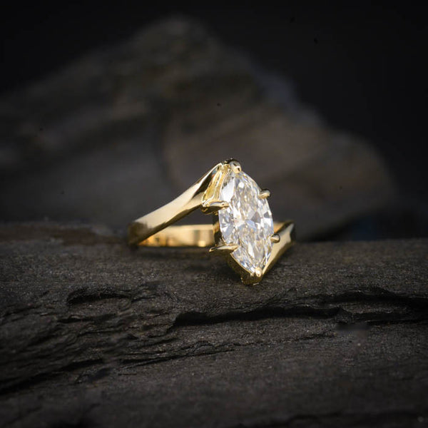 Anillo de compromiso con diamante de laboratorio de 2.0ct corte marquise  con certificado IGI elaborado en oro amarillo de 14k