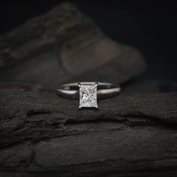 Anillo de compromiso con diamante natural de 1.0ct corte radiante con certificación GIA elaborado en oro blanco de 14k
