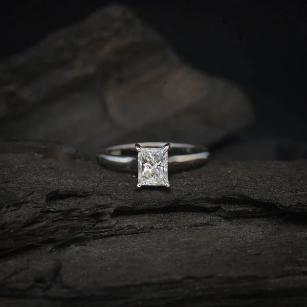 Anillo de compromiso con diamante de laboratorio de 1.0ct corte radiante con certificado IGI elaborado en oro blanco de 14k